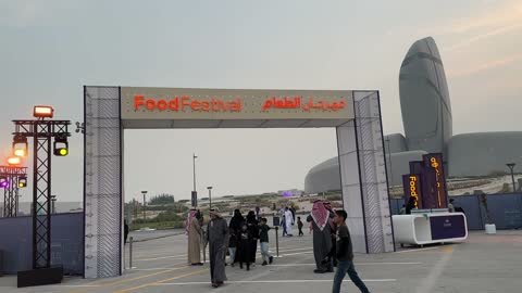 تصميم معماري فريد يشبه "الحصى" المتراصة، مهرجان إثراء للطعام يقام في حدائق مركز الملك عبد العزيز الثقافي العالمي من ٢٢ ديسمبر حتى ع يناير ٢٠٢٦ في المملكة العربية السعودية، إثراء مركز ثقافي وإبداعي يهدف إلى إثراء المعرفة والإبداع