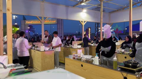 المنافسة القوية بين المشتركين في ورشات الطهي، مهرجان إثراء للطعام يقام في حدائق مركز الملك عبد العزيز الثقافي العالمي من ٢٢ ديسمبر حتى ع يناير ٢٠٢٦ في المملكة العربية السعودية، إثراء مركز ثقافي وإبداعي يهدف إلى إثراء المعرفة والإبداع