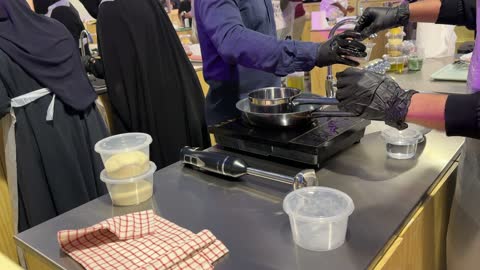 شيف يقدم التعليمات للمشتركين في ورشات العمل، مهرجان إثراء للطعام يقام في حدائق مركز الملك عبد العزيز الثقافي العالمي من ٢٢ ديسمبر حتى ع يناير ٢٠٢٦ في المملكة العربية السعودية، إثراء مركز ثقافي وإبداعي يهدف إلى إثراء المعرفة والإبداع