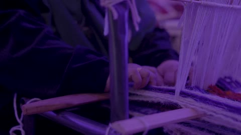 امرأة عربية خليجية منقبة تقوم بحياكة وغزل الأقمشة باستخدام نول يدوي تقليدي، دعم المملكة العربية السعودية للمشاريع الناشئة، المؤتمر العالمي لريادة الأعمال من 21 إلى 23 ديسمبر 2025 في مركز الملك عبدالعزيز الدولي للمؤتمرات في الرياض، مناقشة الابتكار والتقنية الحديثة