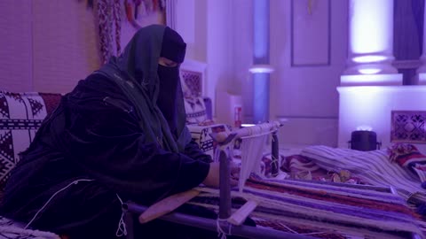 امرأة عربية خليجية منقبة تقوم بحياكة وغزل الأقمشة باستخدام نول يدوي تقليدي، دعم المملكة العربية السعودية للمشاريع الناشئة، المؤتمر العالمي لريادة الأعمال من 21 إلى 23 ديسمبر 2025 في مركز الملك عبدالعزيز الدولي للمؤتمرات في الرياض، مناقشة الابتكار والتقنية الحديثة