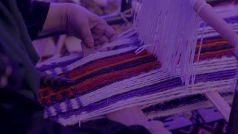 امرأة عربية خليجية منقبة تقوم بحياكة وغزل الأقمشة باستخدام نول يدوي تقليدي، دعم المملكة العربية السعودية للمشاريع الناشئة، المؤتمر العالمي لريادة الأعمال من 21 إلى 23 ديسمبر 2025 في مركز الملك عبدالعزيز الدولي للمؤتمرات في الرياض، مناقشة الابتكار والتقنية الحديثة