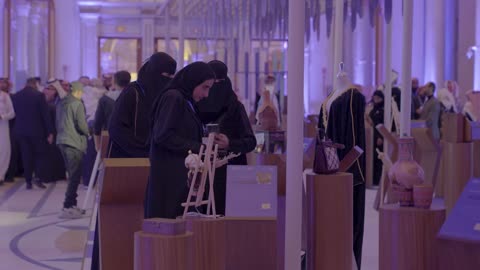 الفن اليدوي الشعبي التقليدي، عرض نموذج من مشروع ناشئ في قاعة المؤتمر العالمي لريادة الأعمال من 21 إلى 23 ديسمبر 2025 في مركز الملك عبدالعزيز الدولي للمؤتمرات في الرياض، دعم المملكة العربية السعودية للمشاريع الناشئة، مناقشة الابتكار والتقنية الحديثة