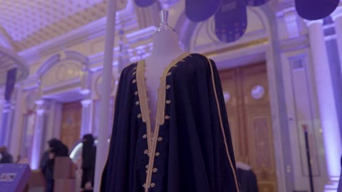 الزي الشعبي التقليدي، عرض نموذج من مشروع ناشئ في قاعة المؤتمر العالمي لريادة الأعمال من 21 إلى 23 ديسمبر 2025 في مركز الملك عبدالعزيز الدولي للمؤتمرات في الرياض، دعم المملكة العربية السعودية للمشاريع الناشئة، مناقشة الابتكار والتقنية الحديثة