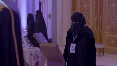 الزي الشعبي التقليدي، عرض نموذج من مشروع ناشئ في قاعة المؤتمر العالمي لريادة الأعمال من 21 إلى 23 ديسمبر 2025 في مركز الملك عبدالعزيز الدولي للمؤتمرات في الرياض، دعم المملكة العربية السعودية للمشاريع الناشئة، مناقشة الابتكار والتقنية الحديثة