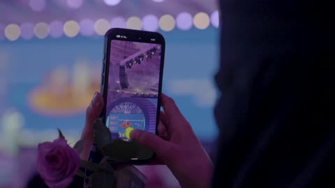 استخدام الهاتف الجوال، مستقبل العمل الحر، دعم المشاريع الناشئة، مناقشة الابتكار والتقنية الحديثة، امرأة تقوم بتصوير المؤتمر العالمي لريادة الأعمال من 21 إلى 23 ديسمبر 2025 في مركز الملك عبدالعزيز الدولي للمؤتمرات في الرياض