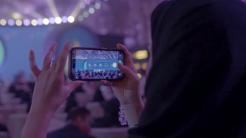 استخدام الهاتف الجوال، مستقبل العمل الحر، دعم المشاريع الناشئة، مناقشة الابتكار والتقنية الحديثة، امرأة تقوم بتصوير المؤتمر العالمي لريادة الأعمال من 21 إلى 23 ديسمبر 2025 في مركز الملك عبدالعزيز الدولي للمؤتمرات في الرياض