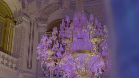 نجفة معلقة في قاعة المؤتمر العالمي لريادة الأعمال من 21 إلى 23 ديسمبر 2025 في مركز الملك عبدالعزيز الدولي للمؤتمرات في الرياض، دعم المشاريع الناشئة، مناقشة الابتكار والتقنية الحديثة