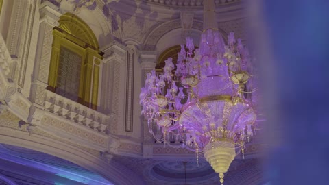 A chandelier hanging in the hall of the World Entrepreneurship Conference from December 21 to 23, 2025, at the King Abdulaziz International Conference Center in Riyadh, supporting startups, discussing innovation and modern technology.