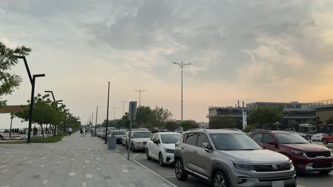 جو عائلي هادئ ، الاهتمام بالتشجير والبيئة، قضاء الاطفال وقت ممتع، وجهة ترفيهية مفتوحة، ممشى همس فى المنطقة الشرقية في 28 ديسمبر، تجربة تنزه عصرية، مساحة للمشي والاسترخاء ،  جلسات ومقاعد خارجية