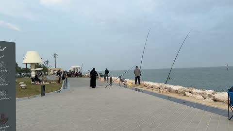 Attention to cleanliness and children's safety, providing children with a fun time, an open recreational destination, a guiding sign for the Hams walkway in the Eastern Province on December 28, Saudi Arabia, a calm family atmosphere, a modern walking experience, a space for walking and relaxation, outdoor seating and benches.