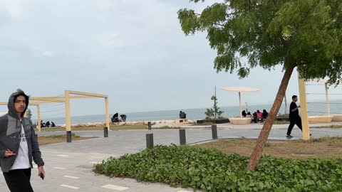 الاهتمام بالتشجير والبيئة، قضاء الاطفال وقت ممتع، وجهة ترفيهية مفتوحة، ممشى همس فى المنطقة الشرقية في 28 ديسمبر، جو عائلي هادئ ، تجربة تنزه عصرية، مساحة للمشي والاسترخاء ،  جلسات ومقاعد خارجية