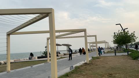 جو عائلي هادئ ، الاهتمام بالتشجير والبيئة، قضاء الاطفال وقت ممتع، وجهة ترفيهية مفتوحة، ممشى همس فى المنطقة الشرقية في 28 ديسمبر، تجربة تنزه عصرية، مساحة للمشي والاسترخاء ،  جلسات ومقاعد خارجية