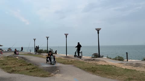 جو عائلي هادئ ، الاهتمام بالتشجير والبيئة، قضاء الاطفال وقت ممتع، وجهة ترفيهية مفتوحة، ممشى همس فى المنطقة الشرقية في 28 ديسمبر، تجربة تنزه عصرية، مساحة للمشي والاسترخاء ،  جلسات ومقاعد خارجية