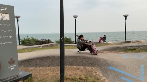 الاهتمام بالنظافة وسلامة الاطفال، قضاء الاطفال وقت ممتع، وجهة ترفيهية مفتوحة، لوحة ارشادية ممشى همس فى المنطقة الشرقية في 28 ديسمبر، المملكة العربية السعودية ،جو عائلي هادئ ، تجربة تنزه عصرية، مساحة للمشي والاسترخاء ،  جلسات ومقاعد خارجية