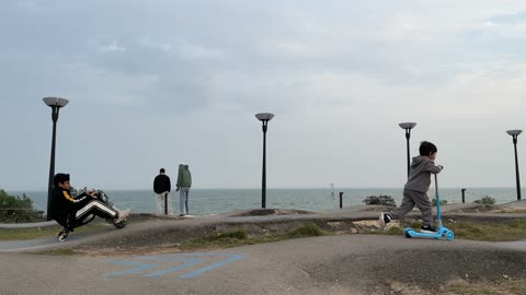 جو عائلي هادئ ، الاهتمام بالتشجير والبيئة، قضاء الاطفال وقت ممتع، وجهة ترفيهية مفتوحة، ممشى همس فى المنطقة الشرقية في 28 ديسمبر، تجربة تنزه عصرية، مساحة للمشي والاسترخاء ،  جلسات ومقاعد خارجية