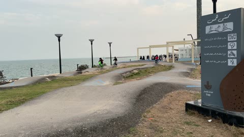 الاهتمام بالنظافة وسلامة الاطفال، قضاء الاطفال وقت ممتع، وجهة ترفيهية مفتوحة، لوحة ارشادية ممشى همس فى المنطقة الشرقية في 28 ديسمبر، المملكة العربية السعودية ،جو عائلي هادئ ، تجربة تنزه عصرية، مساحة للمشي والاسترخاء ،  جلسات ومقاعد خارجية