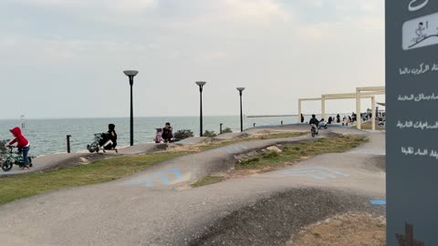 الاهتمام بالنظافة وسلامة الاطفال، قضاء الاطفال وقت ممتع، وجهة ترفيهية مفتوحة، لوحة ارشادية ممشى همس فى المنطقة الشرقية في 28 ديسمبر، المملكة العربية السعودية ،جو عائلي هادئ ، تجربة تنزه عصرية، مساحة للمشي والاسترخاء ،  جلسات ومقاعد خارجية