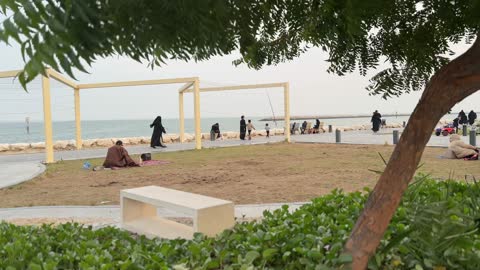 جو عائلي هادئ ، الاهتمام بالتشجير والبيئة، قضاء الاطفال وقت ممتع، وجهة ترفيهية مفتوحة، ممشى همس فى المنطقة الشرقية في 28 ديسمبر، تجربة تنزه عصرية، مساحة للمشي والاسترخاء ،  جلسات ومقاعد خارجية