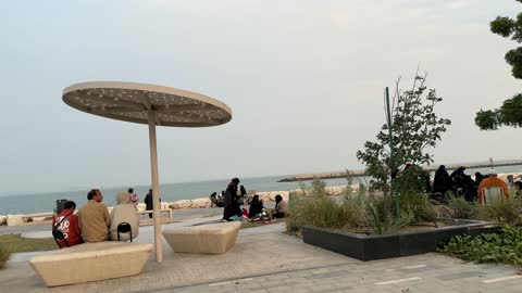 الاهتمام بالتشجير والبيئة، قضاء الاطفال وقت ممتع، وجهة ترفيهية مفتوحة، ممشى همس فى المنطقة الشرقية في 28 ديسمبر، جو عائلي هادئ ، تجربة تنزه عصرية، مساحة للمشي والاسترخاء ،  جلسات ومقاعد خارجية