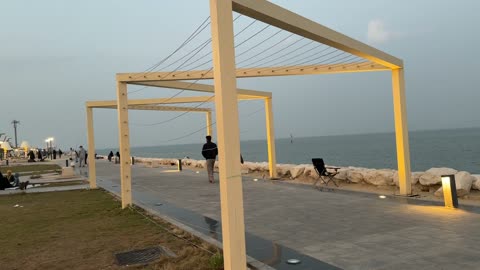 ممشى همس فى المنطقة الشرقية في وقت الليل 28 ديسمبر، المملكة العربية السعودية ،جو عائلي هادئ ، تجربة تنزه عصرية، وجهة ترفيهية مفتوحة،  مساحة للمشي والاسترخاء ،  جلسات ومقاعد خارجية