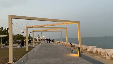 وجهة ترفيهية مفتوحة،  ممشى همس فى المنطقة الشرقية في وقت الليل 28 ديسمبر، المملكة العربية السعودية ،جو عائلي هادئ ، تجربة تنزه عصرية، مساحة للمشي والاسترخاء ،  جلسات ومقاعد خارجية