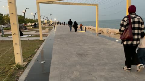 ممشى همس فى المنطقة الشرقية في وقت الليل 28 ديسمبر، المملكة العربية السعودية ،جو عائلي هادئ ، تجربة تنزه عصرية، وجهة ترفيهية مفتوحة،  مساحة للمشي والاسترخاء ،  جلسات ومقاعد خارجية