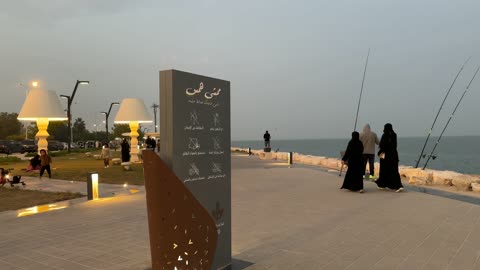 الاهتمام بالنظافة وسلامة الاطفال، قضاء الاطفال وقت ممتع، وجهة ترفيهية مفتوحة، لوحة ارشادية ممشى همس فى المنطقة الشرقية في 28 ديسمبر، المملكة العربية السعودية ،جو عائلي هادئ ، تجربة تنزه عصرية، مساحة للمشي والاسترخاء ،  جلسات ومقاعد خارجية