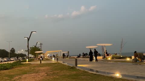 ممشى همس فى المنطقة الشرقية في وقت الليل 28 ديسمبر، المملكة العربية السعودية ،جو عائلي هادئ ، تجربة تنزه عصرية، وجهة ترفيهية مفتوحة،  مساحة للمشي والاسترخاء ،  جلسات ومقاعد خارجية