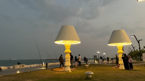 قضاء الاطفال وقت ممتع، وجهة ترفيهية مفتوحة،  ممشى همس فى المنطقة الشرقية في وقت الليل 28 ديسمبر، المملكة العربية السعودية ،جو عائلي هادئ ، تجربة تنزه عصرية، مساحة للمشي والاسترخاء ،  جلسات ومقاعد خارجية