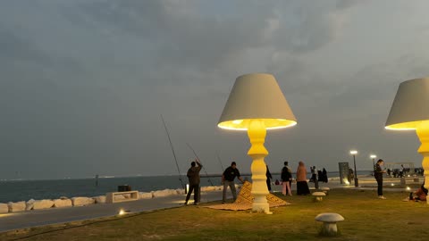 قضاء الاطفال وقت ممتع، وجهة ترفيهية مفتوحة،  ممشى همس فى المنطقة الشرقية في وقت الليل 28 ديسمبر، المملكة العربية السعودية ،جو عائلي هادئ ، تجربة تنزه عصرية، مساحة للمشي والاسترخاء ،  جلسات ومقاعد خارجية