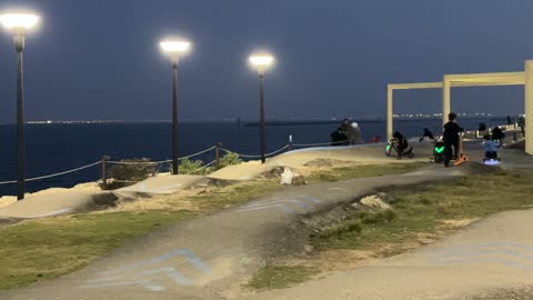 الاهتمام بالنظافة وسلامة الاطفال، قضاء الاطفال وقت ممتع، وجهة ترفيهية مفتوحة، لوحة ارشادية ممشى همس فى المنطقة الشرقية في 28 ديسمبر، المملكة العربية السعودية ،جو عائلي هادئ ، تجربة تنزه عصرية، مساحة للمشي والاسترخاء ،  جلسات ومقاعد خارجية