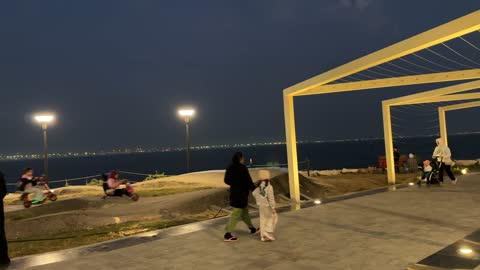 وجهة ترفيهية مفتوحة،  ممشى همس فى المنطقة الشرقية في وقت الليل 28 ديسمبر، المملكة العربية السعودية ،جو عائلي هادئ ، تجربة تنزه عصرية، مساحة للمشي والاسترخاء ،  جلسات ومقاعد خارجية