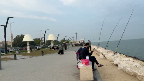 Practicing the hobby of fishing, a calm family atmosphere, interest in afforestation and the environment, children spending enjoyable time, an open recreational destination, the Hams walkway in the Eastern region on December 28, a modern strolling experience, a space for walking and relaxation, outdoor seating and benches.