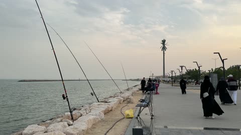 ممارسة هواية صيد السمك، جو عائلي هادئ ، الاهتمام بالتشجير والبيئة، قضاء الاطفال وقت ممتع، وجهة ترفيهية مفتوحة، ممشى همس فى المنطقة الشرقية في 28 ديسمبر، تجربة تنزه عصرية، مساحة للمشي والاسترخاء ،  جلسات ومقاعد خارجية