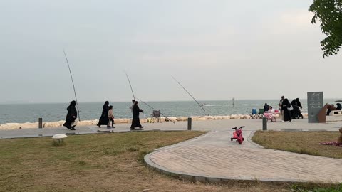 ممارسة هواية صيد السمك، جو عائلي هادئ ، الاهتمام بالتشجير والبيئة، قضاء الاطفال وقت ممتع، وجهة ترفيهية مفتوحة، ممشى همس فى المنطقة الشرقية في 28 ديسمبر، تجربة تنزه عصرية، مساحة للمشي والاسترخاء ،  جلسات ومقاعد خارجية