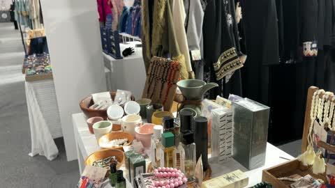 أحدث صيحات الموضة والإكسسوارات فى معرض المصممين والمصممات فى المنطقة الشرقية يوم 29 من ديسمبر 2025 ، المملكة العربية السعودية، تفاعل مباشر مع الزوار ، منصة إبداعية للأزياء والتصميم ، إبراز الهوية والابتكار، أجواء راقية داخل المعرض