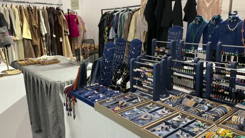 أحدث صيحات الموضة والإكسسوارات فى معرض المصممين والمصممات فى المنطقة الشرقية يوم 29 من ديسمبر 2025 ، المملكة العربية السعودية، تفاعل مباشر مع الزوار ، منصة إبداعية للأزياء والتصميم ، إبراز الهوية والابتكار، أجواء راقية داخل المعرض