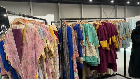 أحدث صيحات الموضة والإكسسوارات فى معرض المصممين والمصممات فى المنطقة الشرقية يوم 29 من ديسمبر 2025 ، المملكة العربية السعودية، تفاعل مباشر مع الزوار ، منصة إبداعية للأزياء والتصميم ، إبراز الهوية والابتكار، أجواء راقية داخل المعرض