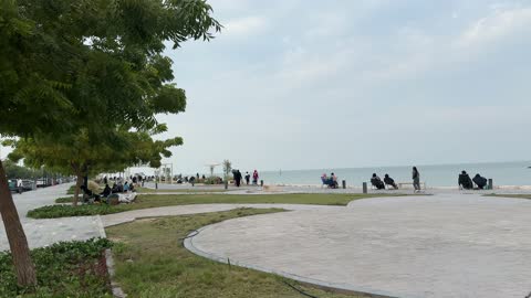 جلسات ومقاعد خارجية، ممارسة رياضة المشي، جو عائلي هادئ ، قضاء الاطفال وقت ممتع، وجهة ترفيهية مفتوحة، ممشى همس في مدينة الدمام في المنطقة الشرقية في 28 ديسمبر، تجربة تنزه عصرية، مساحة للمشي والاسترخاء