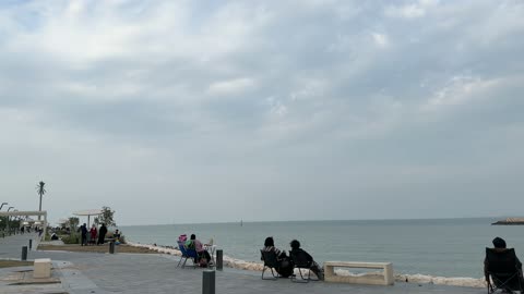 ممشى همس في مدينة الدمام في المنطقة الشرقية في 28 ديسمبر، جلسات ومقاعد خارجية، ممارسة رياضة المشي، جو عائلي هادئ ، قضاء الاطفال وقت ممتع، وجهة ترفيهية مفتوحة، مساحة للمشي والاسترخاء