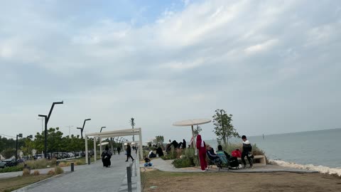 وجهة ساحلية ترفيهية مفتوحة، كورنيش القوارب بطريق الملك عبدالله في الدمام، مكان للتنزه مع العائلة، ممشى همس في المنطقة الشرقية في 28 ديسمبر، جلسات ومقاعد خارجية، ممارسة رياضة المشي، جو عائلي هادئ ، مساحة للمشي والاسترخاء