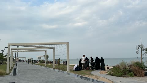 كورنيش القوارب بطريق الملك عبدالله في الدمام، مكان للتنزه مع العائلة، ممشى همس في المنطقة الشرقية في 28 ديسمبر، جلسات ومقاعد خارجية، ممارسة رياضة المشي، جو عائلي هادئ ، وجهة ترفيهية مفتوحة، مساحة للمشي والاسترخاء