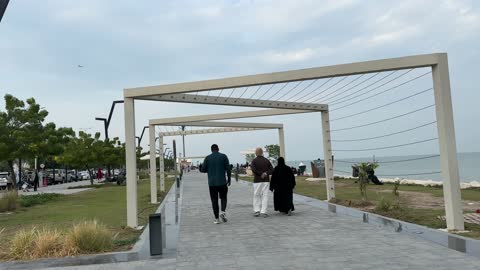 وجهة ساحلية ترفيهية مفتوحة، كورنيش القوارب بطريق الملك عبدالله في الدمام، مكان للتنزه مع العائلة، ممشى همس في المنطقة الشرقية في 28 ديسمبر، جلسات ومقاعد خارجية، ممارسة رياضة المشي، جو عائلي هادئ ، مساحة للمشي والاسترخاء