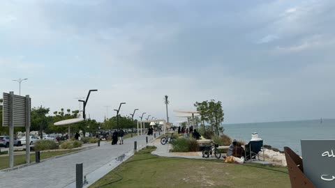 لافتة ترحيب في ممشى همس في المنطقة الشرقية في 28 ديسمبر، كورنيش القوارب بطريق الملك عبدالله في الدمام، مكان للتنزه مع العائلة، جلسات ومقاعد خارجية، ممارسة رياضة المشي، جو عائلي هادئ ، مساحة للمشي والاسترخاء