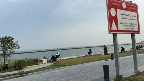 المحافظة على البيئة، لافتة ارشادات في ممشى همس في المنطقة الشرقية في 28 ديسمبر، كورنيش القوارب بطريق الملك عبدالله في الدمام، مكان للتنزه مع العائلة، جلسات ومقاعد خارجية، ممارسة رياضة المشي، جو عائلي هادئ ، مساحة للمشي والاسترخاء