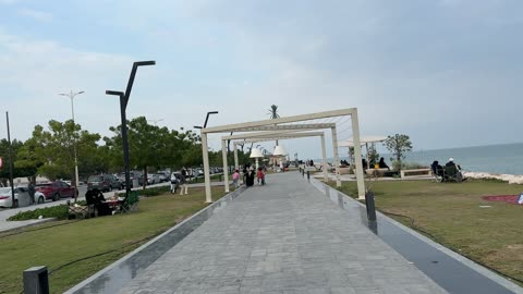 جلسات ومقاعد خارجية، ممارسة رياضة المشي، جو عائلي هادئ ، قضاء الاطفال وقت ممتع، وجهة ترفيهية مفتوحة، ممشى همس في مدينة الدمام في المنطقة الشرقية في 28 ديسمبر، تجربة تنزه عصرية، مساحة للمشي والاسترخاء