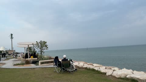 كورنيش القوارب بطريق الملك عبدالله في الدمام، مكان للتنزه مع العائلة، ممشى همس في المنطقة الشرقية في 28 ديسمبر، جلسات ومقاعد خارجية، ممارسة رياضة المشي، جو عائلي هادئ ، وجهة ترفيهية مفتوحة، مساحة للمشي والاسترخاء