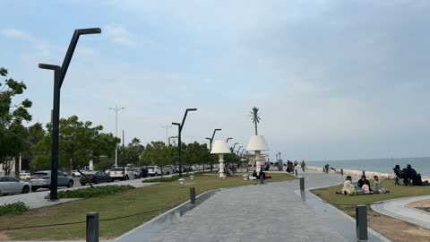 مكان للتنزه مع العائلة، ممشى همس في مدينة الدمام في المنطقة الشرقية في 28 ديسمبر، جلسات ومقاعد خارجية، ممارسة رياضة المشي، جو عائلي هادئ ، وجهة ترفيهية مفتوحة، مساحة للمشي والاسترخاء