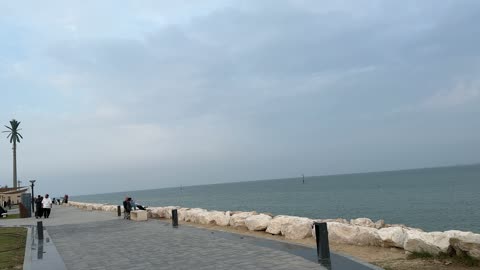 كورنيش القوارب بطريق الملك عبدالله في الدمام، مكان للتنزه مع العائلة، ممشى همس في المنطقة الشرقية في 28 ديسمبر، جلسات ومقاعد خارجية، ممارسة رياضة المشي، جو عائلي هادئ ، وجهة ترفيهية مفتوحة، مساحة للمشي والاسترخاء